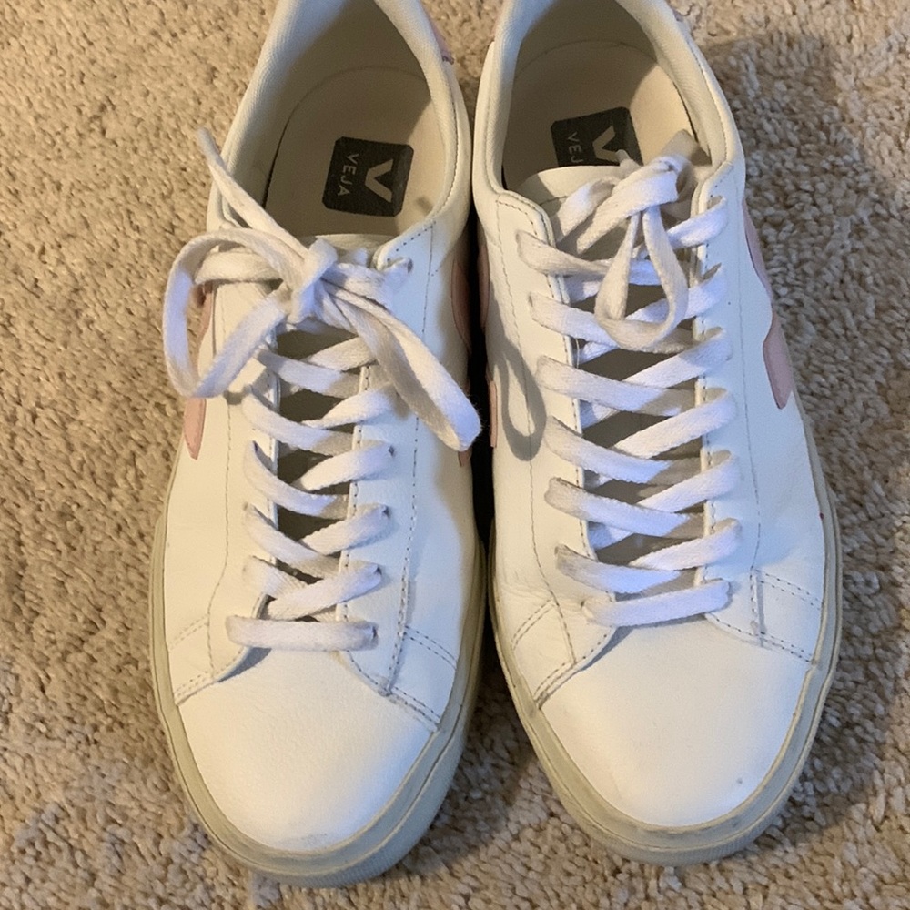 Leather Veja sneakers with pink.